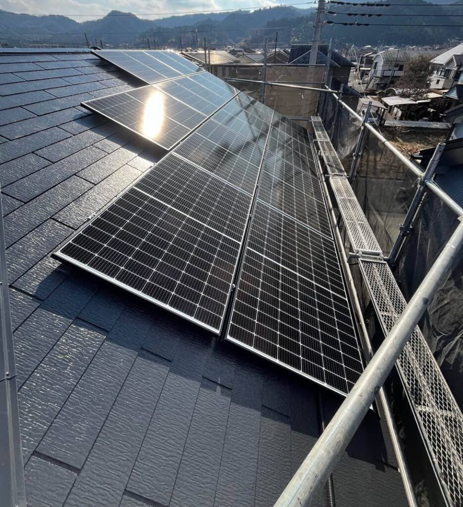 太陽光発電は屋根の向きでどれだけ変わる？発電量の違いと失敗しない考え方